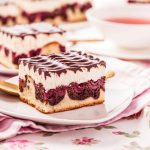 Una splendida torta di cagliata con ciliegie: diventerà il dessert