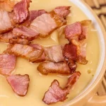 zuppa-di-fagioli-con-formaggio-fuso-e-pancetta-ricetta-veloce.webp.webp